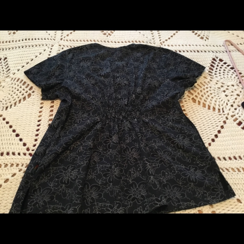 Peaches brand medium size scrub top